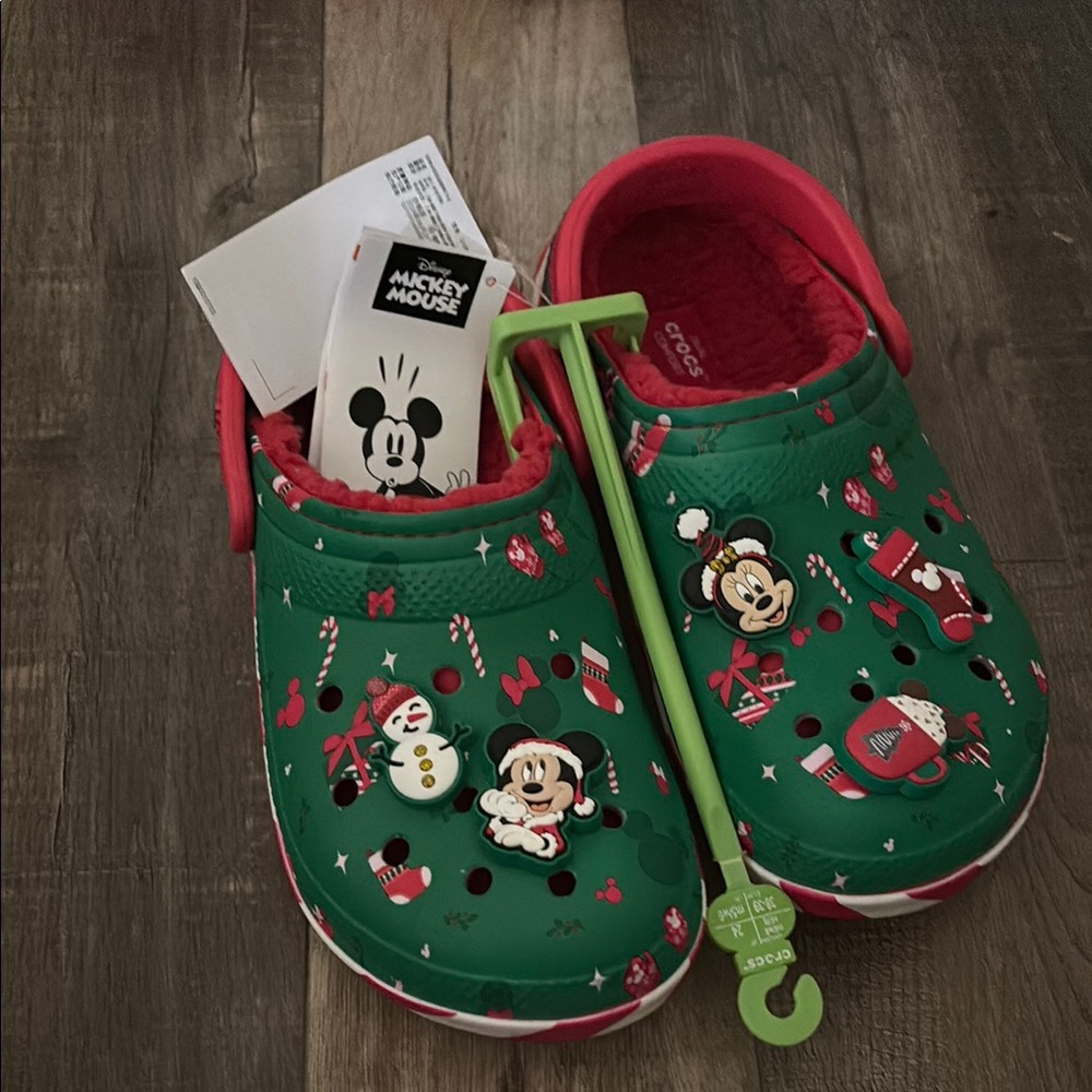CROCS Men’s 6/ Women’s 8 Holiday Green and Red Slippers